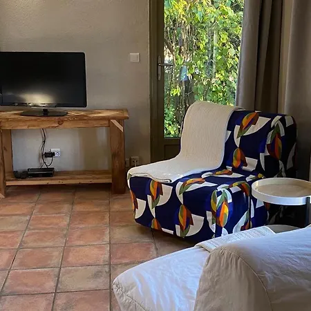 Charme Au Domaine De La Bleone דירה