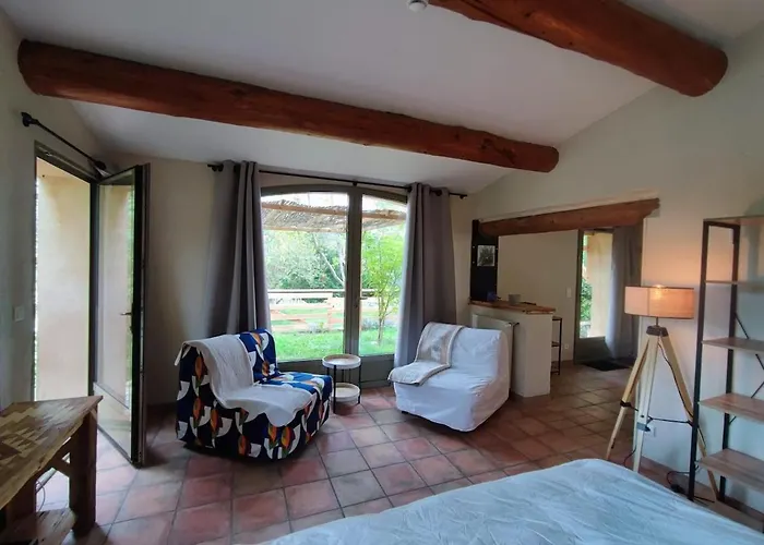 Charme Au Domaine De La Bleone *